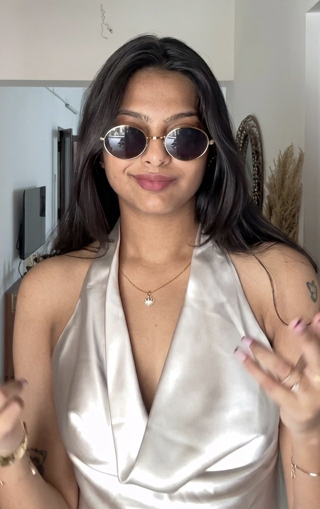 Sussee66365's tweet photo. Sneha munda..🥵 bra podama ava chinna molaya ooruku kaati kanji adika vekura..🥵💦 kambu nalla podachutu nikuthu.. nalla kaaju la eduthu irupa pola..🥵 https://t.co/b1gUnPLrGM