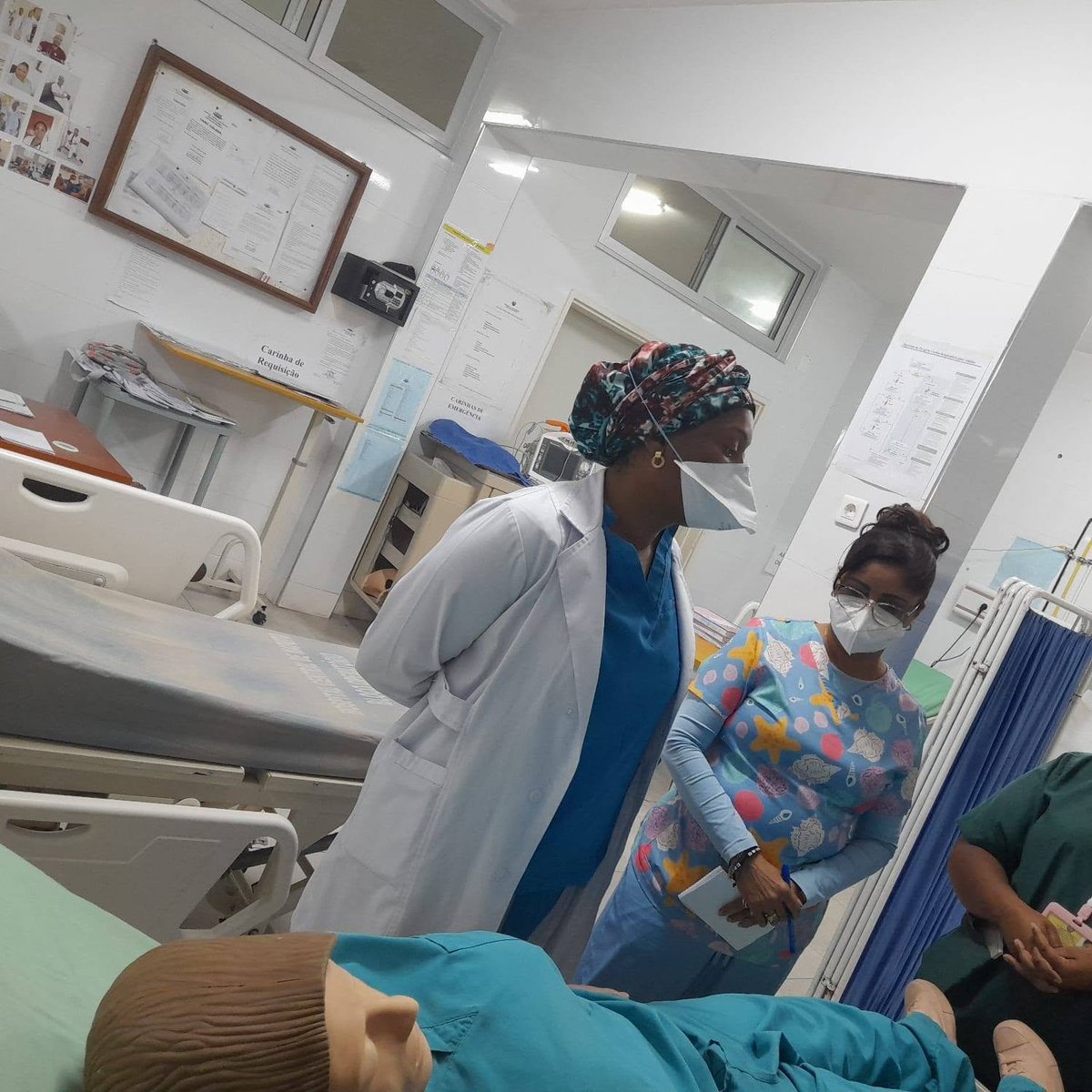 BMCMzZimpeto's tweet photo. 🇨🇺🇲🇿 La cooperación fortalece nuestra hermandad. 
Las Lics. Yamila Navarro C. y Carelia Hernández B. acompañan la formación de especialistas mozambicanos en Cuidados Intensivos. Enseñan, comparten y salvan vidas ❤️🇨🇺💯 #CubaCoopera #CubaPorLaVida 
@EmbaCubaMoz @UCCMCuba https://t.co/JYkUGX5XbZ