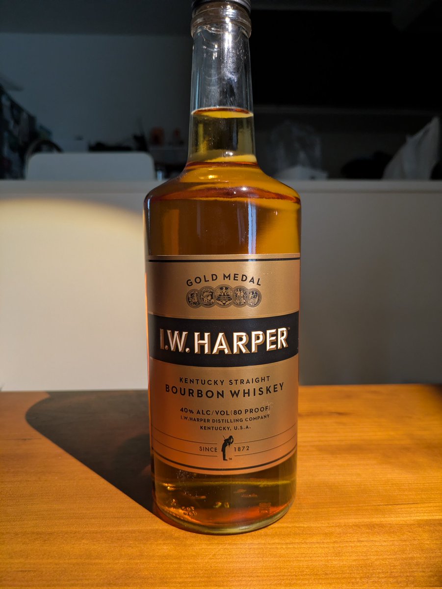 dango_konoda's tweet photo. 昨日買った新入り【I.W.HARPER】
やはり私はバーボンが好きなのだ https://t.co/wJDNt0xtVk