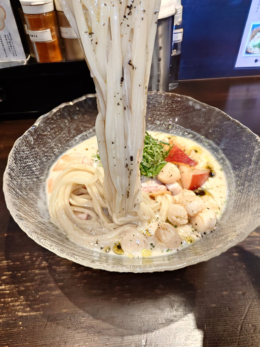 fuji_kou_0808's tweet photo. 移動して(26/7/4/土/③)、ラーメン こころさんへ～✨✨
 
桃のスパイスクリーム冷やしを～⤴️⤴️

「桃、食べますか？」
TKC店主から素敵な言葉が〜🍑🍜
迷わず、お願いしました〜🙏

【桃のスパイスクリーム冷やし】
最初は、まろやかなクリームの味わいと、クミンや山椒等のスパイスが効いた冷製スープが美味しい〜😋
スープの飲む場所を変えると、今度はすもものソースやクリームチーズの酸味、アールグレイの風味が感じられ、凄く良い〜😄
スープと一緒に桃を食べると、甘味が追加され、これ又美味い〜🤤
喉越しの良い麺がスープとの相性抜群で���沢山の桃や貝柱、チャーシューや刻まれた大葉等の各種トッピングも麺やスープに合ってメチャウマ～😆

1杯で様々な味わいを楽しめ、もう1回食べたくなる〜🍜😍👍

美味しい🍜、ご馳走様でした～🎵

#ラーメンこころ