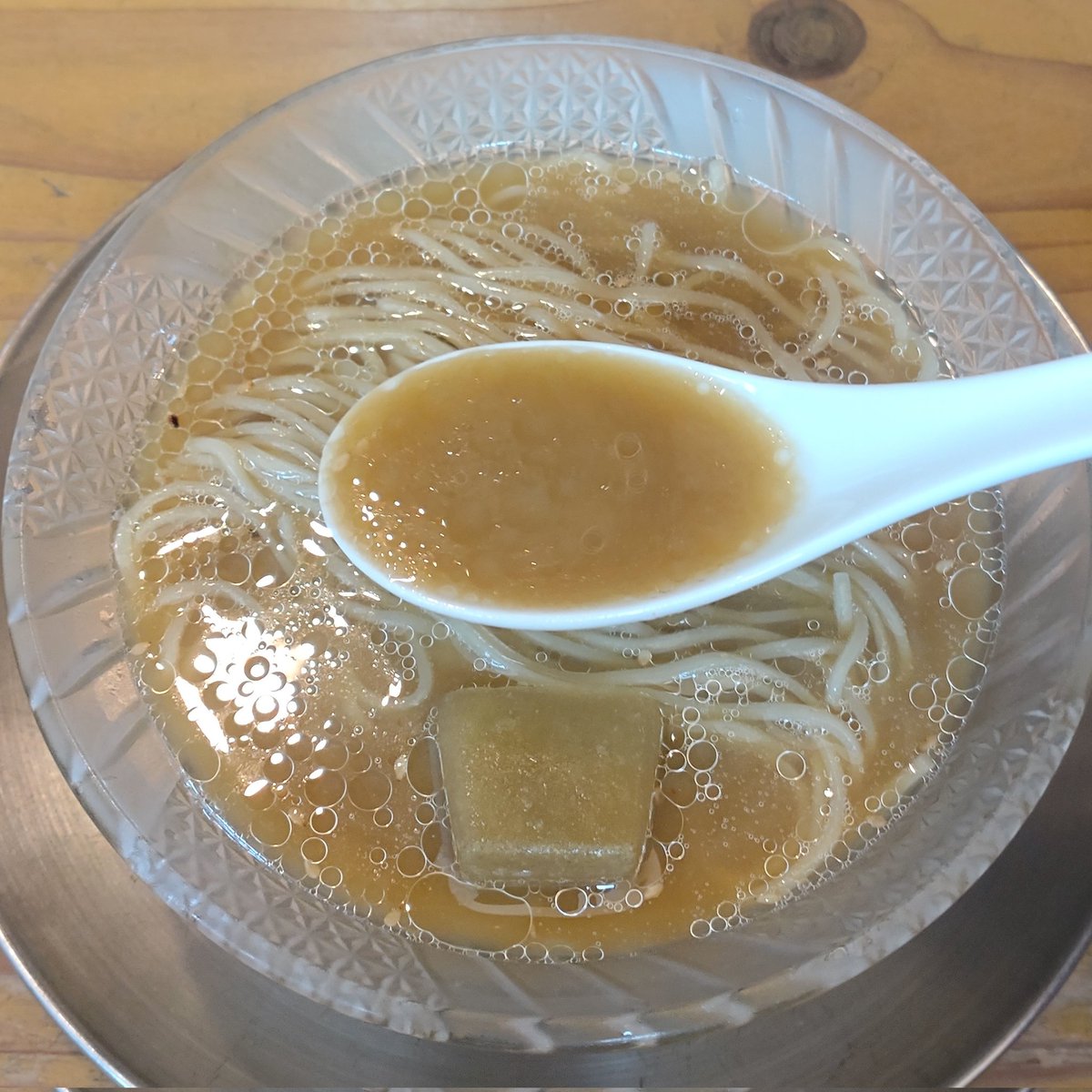 dadadahappy84's tweet photo. 金谷　めん奏心さん😸②

冷煮干　かけ　味噌󠄀
ヒヤニボのかけの味噌󠄀😋
温かい１杯で少し暑くなってしまったら仕方ない(笑)
キンキンに冷えたスープにギュッと締めた自家製は抜群に旨い👍
ニガウマに味噌󠄀の風味が相性抜群で赤玉葱も良い仕事してますね☝️
本日もカケカケセットご馳走様でした🙏 https://t.co/0UDaPaFC7J