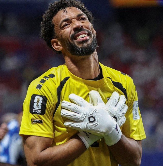 pocongarsenal_'s tweet photo. Ada mimpi yang dikejar orang demi trofi. Ada juga mimpi yang sesederhana.

"Ibu saya bisa melihat saya bermain di Piala Dunia." 

Itulah mimpi Vozinha. Bukan menjadi juara dunia. Bukan menjadi kiper terbaik turnamen. Hanya ingin ibunya melihat semua perjuangan yang dia jalani selama puluhan tahun akhirnya membawanya ke panggung terbesar sepak bola.

Dan pagi ini, bukan hanya sang ibu yang melihatnya. Seluruh dunia ikut menjadi saksi.

Cape Verde memang kalah 3-2 dari Argentina setelah perpanjangan waktu. Mereka tersingkir. Tapi rasanya, hasil akhir tidak pernah benar-benar bisa menceritakan pertandingan ini. Selama lebih dari 120 menit, sebuah negara kecil memaksa juara bertahan dunia bertarung sampai titik terakhir. 

Di bawah mistar, Vozinha berdiri seperti yang sudah dia lakukan sepanjang turnamen ini. Menghalau demi menghalau, menolak menyerah, seolah ingin memperpanjang mimpi negaranya beberapa menit lagi.
Di usia 40 tahun, dia tidak sedang mengejar ketenaran. Dia hanya sedang menikmati setiap detik yang mungkin menjadi Piala Dunia terakhirnya. Dan justru karena itu, setiap penyelamatannya terasa begitu berarti.

Mungkin beberapa tahun lagi orang akan lupa skor Argentina melawan Cape Verde. Tapi saya yakin, banyak yang masih akan mengingat bagaimana sebuah negara kecil membuat salah satu tim terbaik di dunia harus berjuang hingga perpanjangan waktu. Dan di depan gawang, ada seorang pria bernama Vozinha yang menjaga harapan itu sampai detik terakhir.

Tidak semua mimpi berakhir dengan mengangkat piala. Kadang, mimpi itu berakhir dengan sesuatu yang tidak kalah indah: pulang dengan kepala tegak, lalu disambut rasa hormat dari orang-orang yang menyaksikaan perjuanganmu.

Dan saya rasa...

Untuk seorang anak dari Cape Verde yang dulu hanya ingin ibunya melihatnya bermain di Piala Dunia...

Itu adalah akhir yang layak dikenang.
