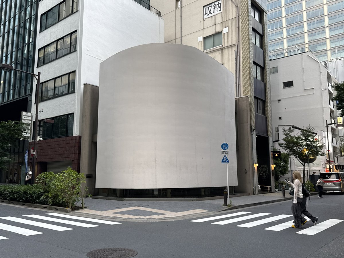 kazugoru's tweet photo. 日本橋にあるただならぬ気配を感じる建物
青木さん設計らしいけど，詳しい記載がどこにもない謎 https://t.co/kYoLWGcLoe