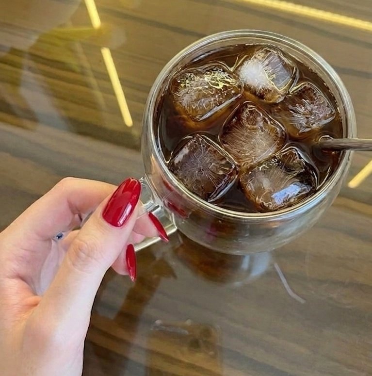 ze__80's tweet photo. أحب اختلافي واقدس فكرة أني لا أتبع أحد،لا تهمني اي نظرة في العالم غير نظرتي لذاتي وما دون ذلك؟لا يعنيني🤎 https://t.co/t3cyiJRZCf