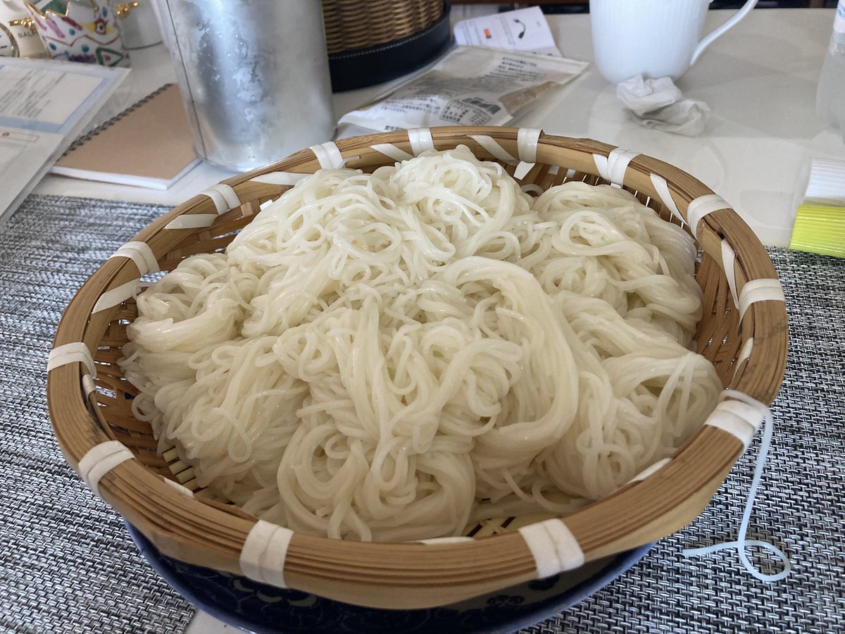 appizou's tweet photo. ワインでグラン・クリュを楽しもうと思えば何万円、何十万円とかかる。しかし、素麺なら揖保乃糸の「三神」は間違いなくそのレベルの逸品だ。飛行機でいえばファーストクラス。それでも数千円で味わえる。

私は最近、こうした「相対的な最高級品」を楽しむことが好きになった。素麺、納豆、紅茶、豆腐、醤油、、。日常の食材でも、その世界の頂点に近いものは意外と手が届く。

高価なものを追い求めるより、身近なものの最高品質を知り、それを味わうほうが、日々の暮らしは豊かになる。そんな小さな贅沢こそ、本当の豊かさだと思う。