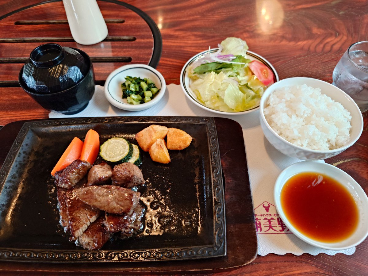 GAMIGAMIch's tweet photo. 今日の昼食！島根県に♨、酒蔵巡りで来てます😄前から気になっていたステーキハウスへ❗️とっても美味しくいただきました😋
＃昼食
#ステーキハウス萌美野
#出雲和牛ふぞろいステーキ https://t.co/tG0cS1i7oL