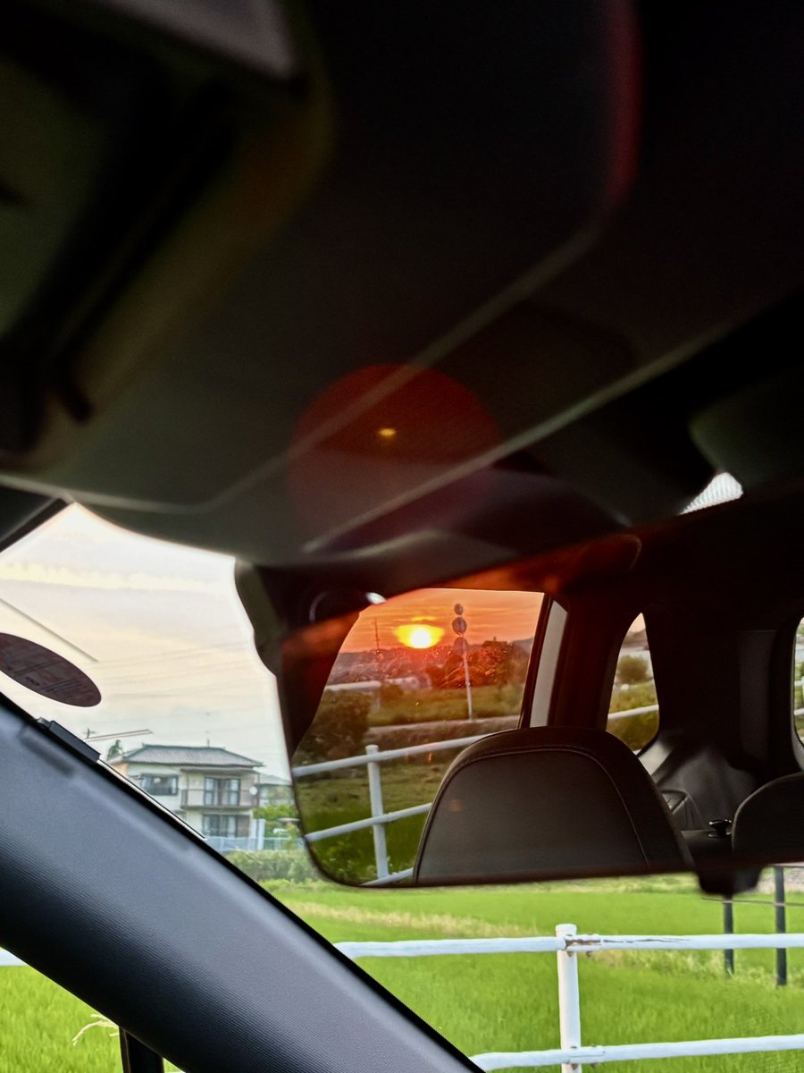 BAKAMUJAKI's tweet photo. 昨日の🚗の中からの「夕陽」が

綺麗だった…😊 https://t.co/0axaoASmeJ