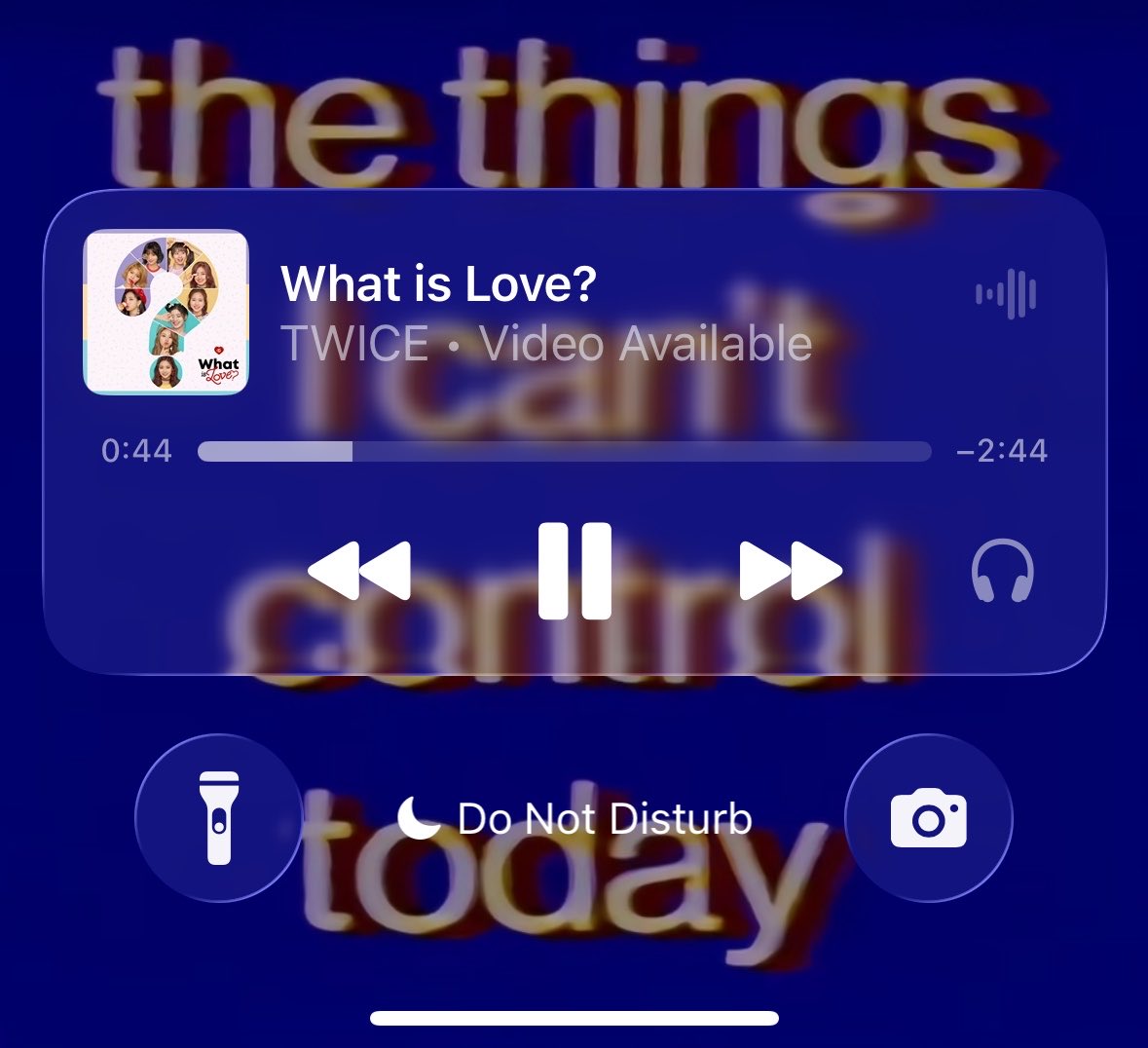 lahbijik's tweet photo. gua yg sedang emosi maksimal
 (literally marah bgt) karena palagan macet brengsek (turis" anjing) namun tiba" terdengar intro what is love bersenandung di headset kabel
 (real man stan twice) https://t.co/rG1vPrwqfp