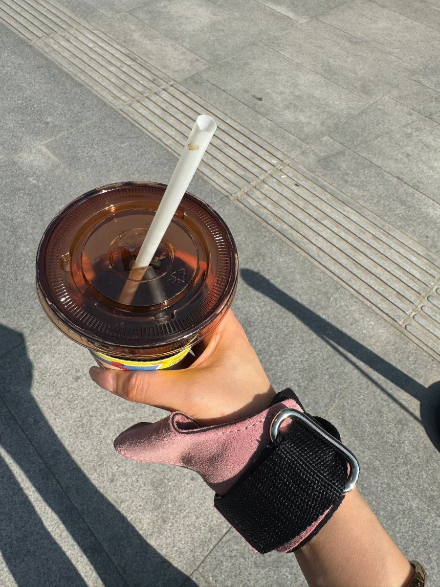 cellularRubber's tweet photo. 自律的早晨从一片涂了沙拉酱的饼干开始，吃完饼干去健身房健身了，喝杯咖啡，提神醒脑了。 https://t.co/1UHqlesMr3