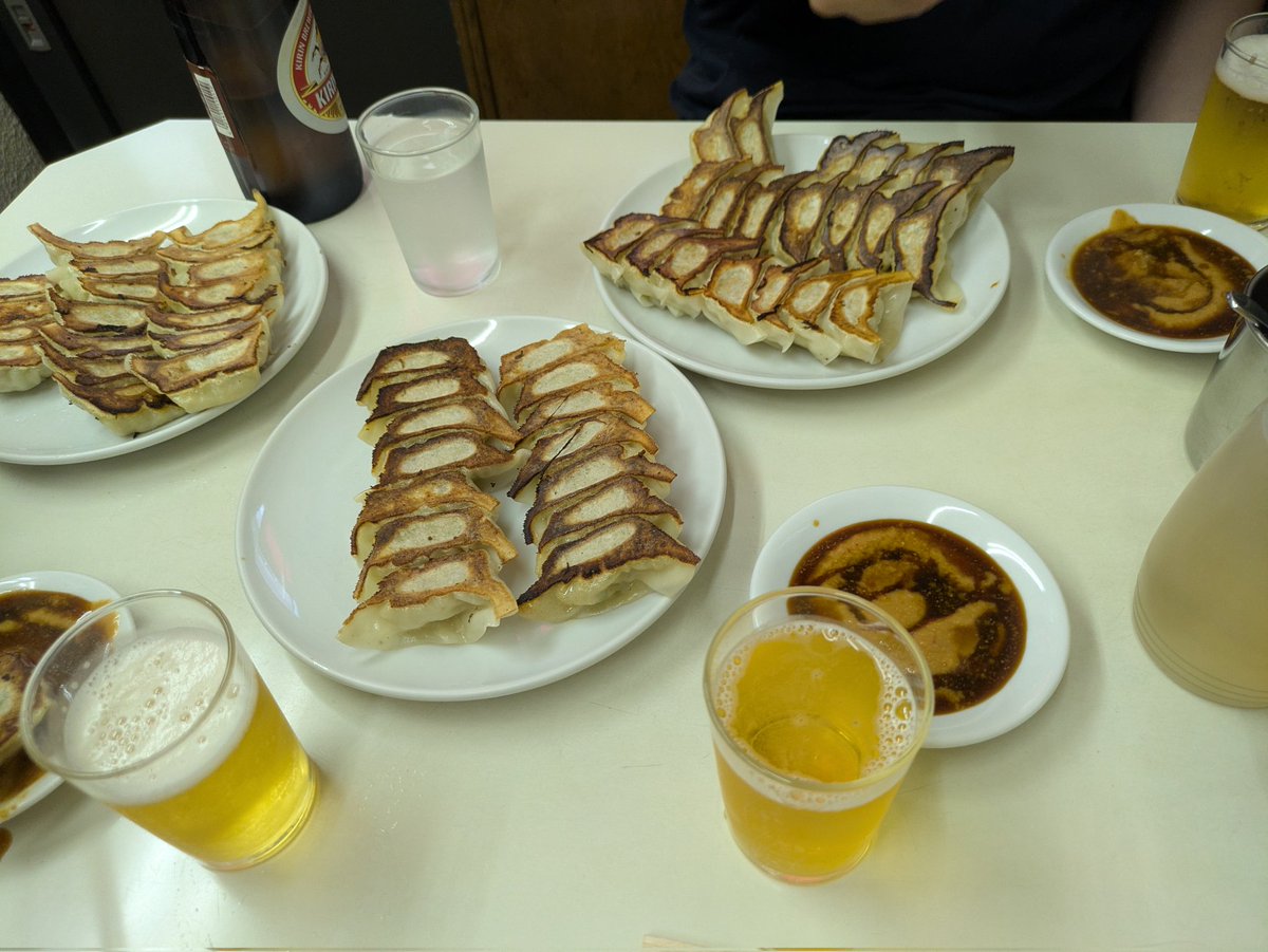 kazuhito_m's tweet photo. 本日は @mkwrd  さんと @somehowEmo さんプレゼンツ「推しの旨いモンを喰らう会」のため神戸に行ってました。

今日こんじたのは

「"ダベリ"は福利厚生」

これから孤独死に向かってく中「好きな���とを好きなだけ聴いてもらえる」って、なんとしあわせなことか。

そら豊田商法も成立するわとw https://t.co/1AtKDxebR1