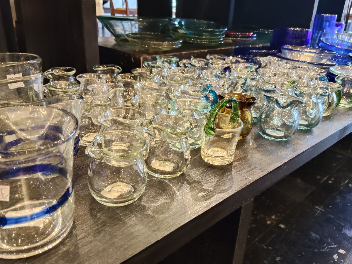 fukurasha's tweet photo. 【新入荷のお知らせ】
奥原硝子製造所のガラスが新しく入りました。
クリアやカラフルな色付きのコップやボウルが並んでいます。
手仕事により作られた彩り鮮やかなガラスは、夏の日差しにも負けない美しさです。
桜坂劇場1階売り場にて展開中です。

#ふくら舎 #桜坂劇場 #琉球ガラス #奥原硝子製造所 https://t.co/rQz9oQ0nBp