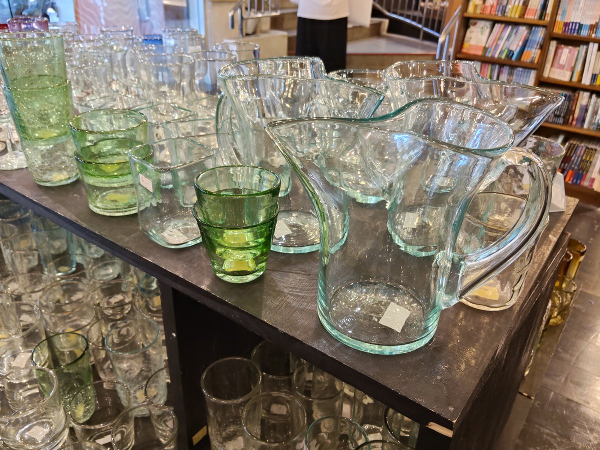 fukurasha's tweet photo. 【新入荷のお知らせ】
奥原硝子製造所のガラスが新しく入りました。
クリアやカラフルな色付きのコップやボウルが並んでいます。
手仕事により作られた彩り鮮やかなガラスは、夏の日差しにも負けない美しさです。
桜坂劇場1階売り場にて展開中です。

#ふくら舎 #桜坂劇場 #琉球ガラス #奥原硝子製造所 https://t.co/rQz9oQ0nBp