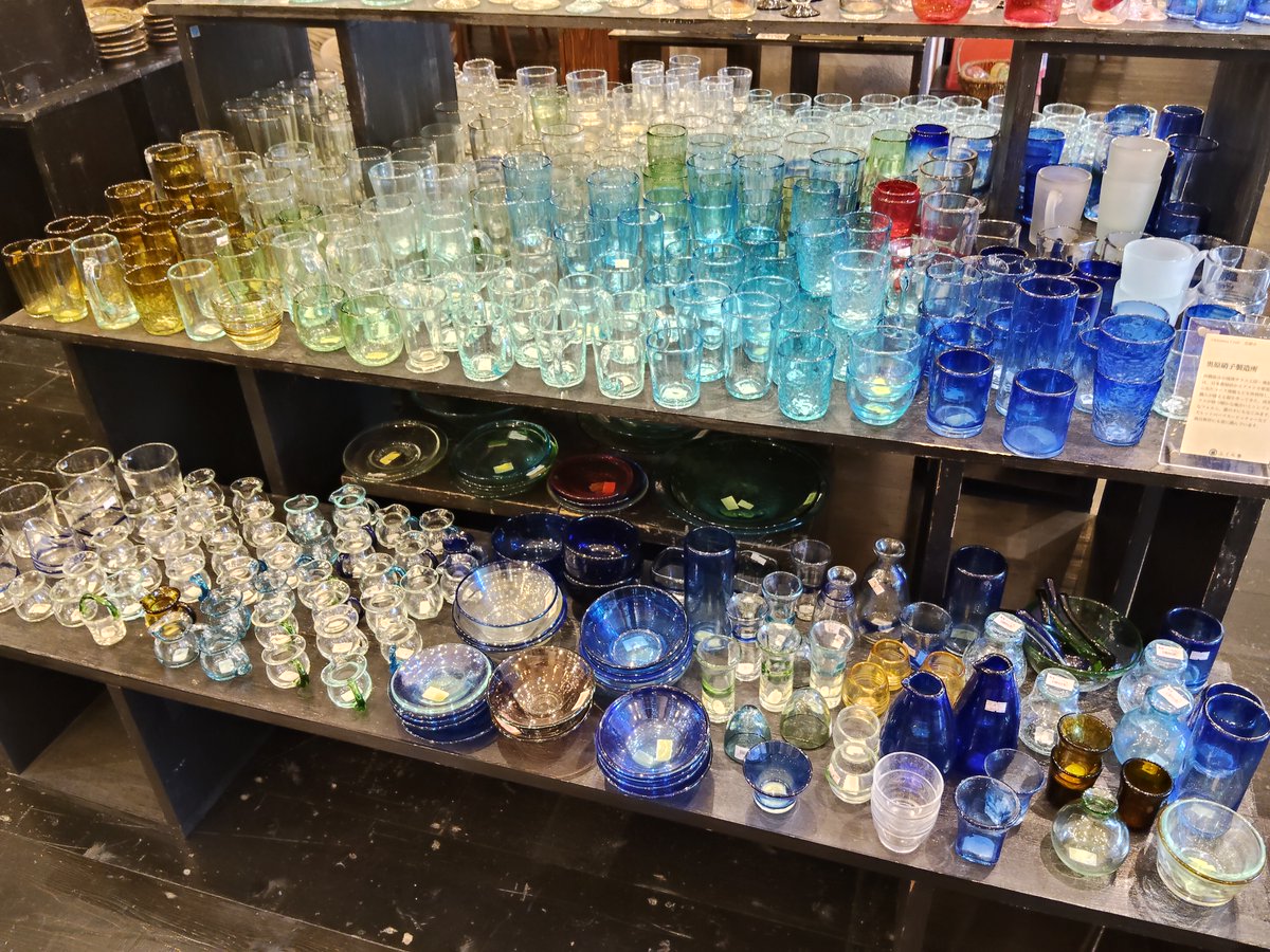 fukurasha's tweet photo. 【新入荷のお知らせ】
奥原硝子製造所のガラスが新しく入りました。
クリアやカラフルな色付きのコップやボウルが並んでいます。
手仕事により作られた彩り鮮やかなガラスは、夏の日差しにも負けない美しさです。
桜坂劇場1階売り場にて展開中です。

#ふくら舎 #桜坂劇場 #琉球ガラス #奥原硝子製造所 https://t.co/rQz9oQ0nBp
