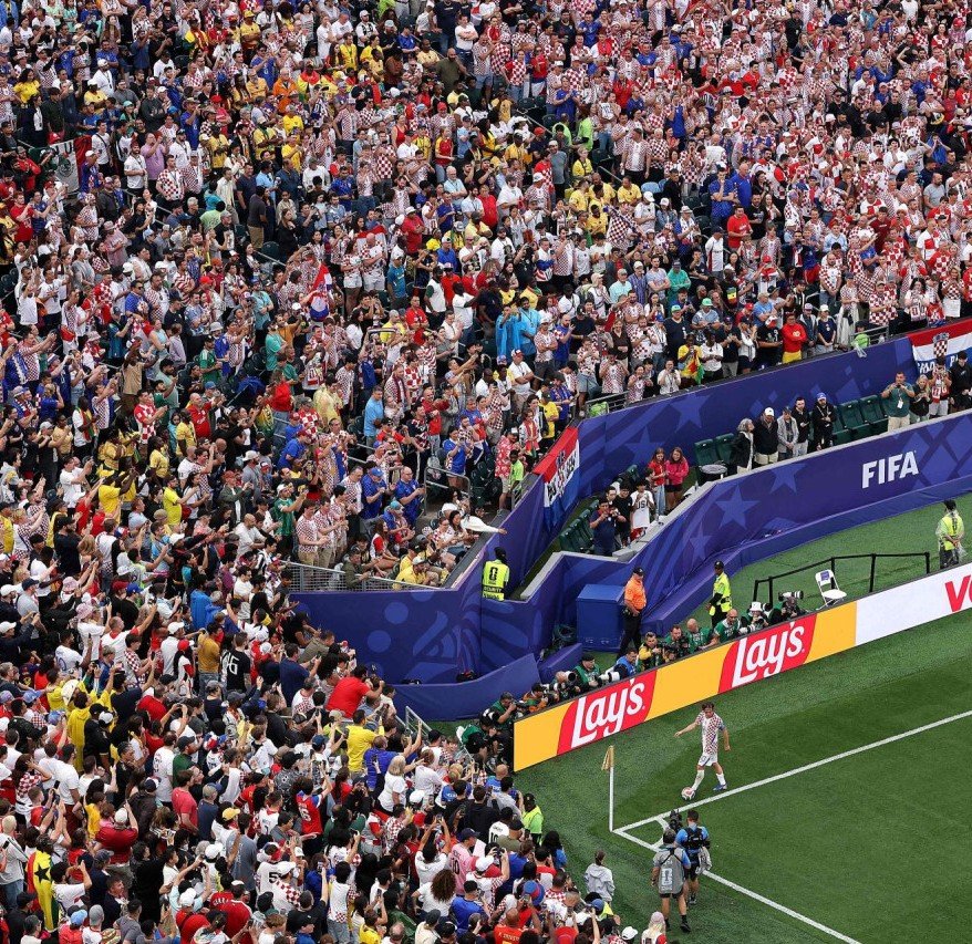 CroatiaFooty's tweet photo. 🚨🇭🇷  𝐁𝐑𝐄𝐀𝐊𝐈𝐍𝐆: Luka Modrić is expected to 𝐑𝐄𝐓𝐈𝐑𝐄 from international football, according to sports journalist Robert Matteoni.

Matteoni, who also helped Modrić write his autobiography, says the captain is set to end his national team career as Croatia prepares for a generational rebuild...

[Sportske Novosti]
