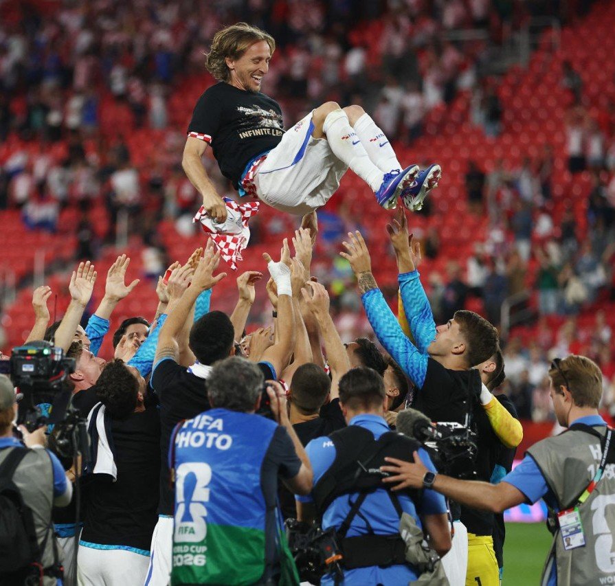 CroatiaFooty's tweet photo. 🚨🇭🇷  𝐁𝐑𝐄𝐀𝐊𝐈𝐍𝐆: Luka Modrić is expected to 𝐑𝐄𝐓𝐈𝐑𝐄 from international football, according to sports journalist Robert Matteoni.

Matteoni, who also helped Modrić write his autobiography, says the captain is set to end his national team career as Croatia prepares for a generational rebuild...

[Sportske Novosti]