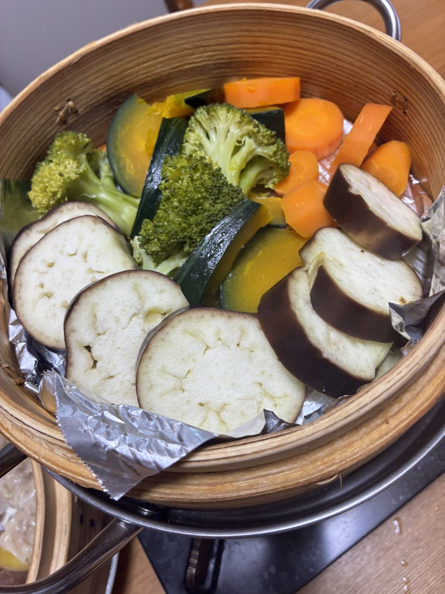 anko2411's tweet photo. せいろ蒸し
さつまいも🍠とカボチャ🎃と鶏むね肉は👌
ナスはイマイチ
ポン酢おろしでヘルシーに https://t.co/m4tQxq9Vpg