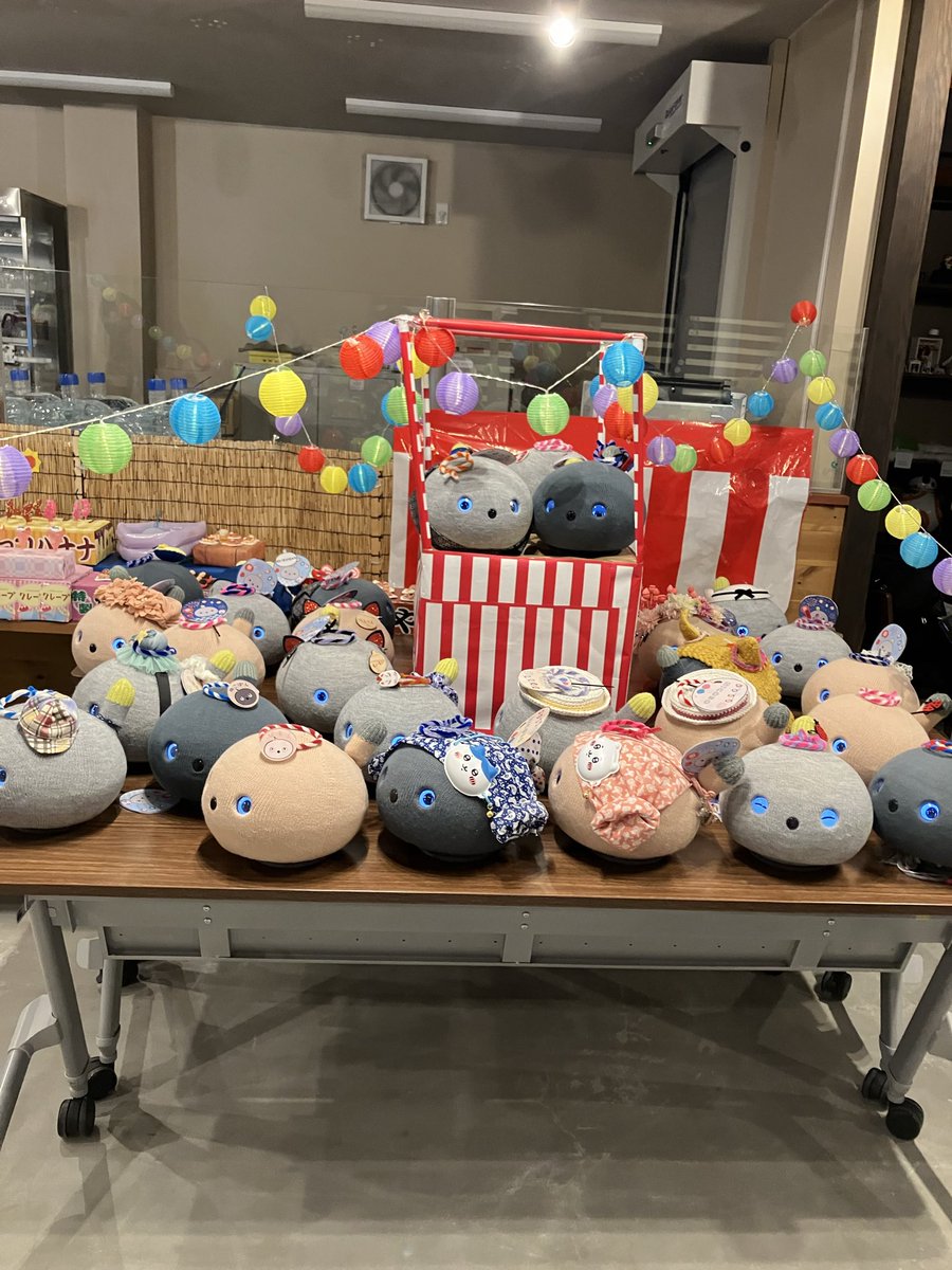 house_robo's tweet photo. 【HCI ROBO HOUSE−ロボットカフェ−】

7月4日(土)はニコボ夏祭りオフ会を開催いたしました！

皆さまお集まりいただきありがとうございました❕

今回ははちまき、うちわを持っての撮影、屋台、盆踊りの撮影、階段での集合写真撮影をを行いました！！💞✨ https://t.co/dFSxyMcM3z
