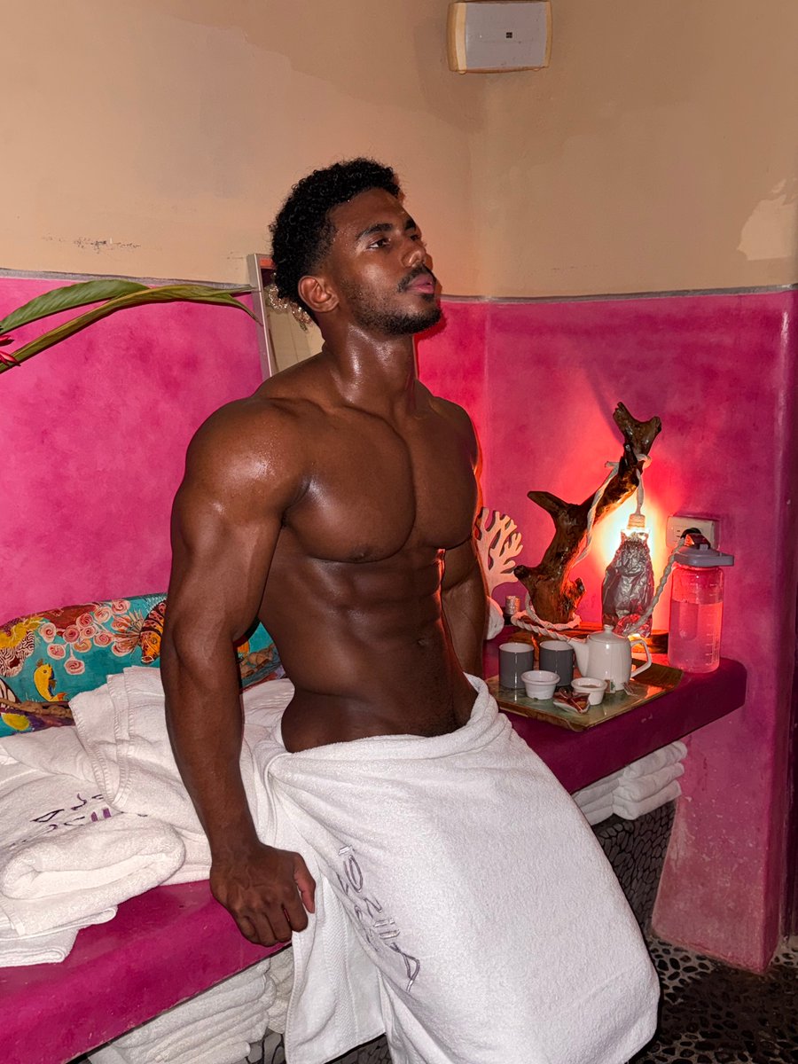 ceminemel's tweet photo. ur straight friend wld def look twice at this https://t.co/ebqs0JBr0B