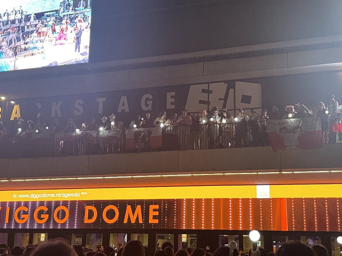 myggelcykel's tweet photo. i’m danish but polish armys deserve a concert so much!! the amoooount of polish flags there were at runseokjin in amsterdam was crazy!!! https://t.co/NDcVnlVMST