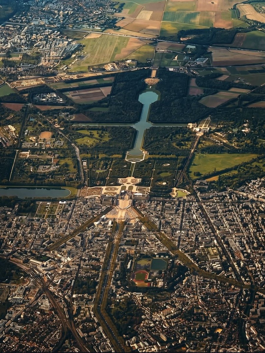 gietzschean's tweet photo. Versailles from the sky is breathtaking https://t.co/uLzBPGjK3Y