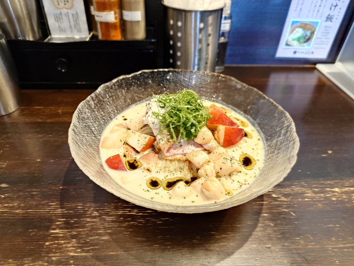 fuji_kou_0808's tweet photo. 移動して(26/7/4/土/③)、ラーメン こころさんへ～✨✨
 
桃のスパイスクリーム冷やしを～⤴️⤴️

「桃、食べますか？」
TKC店主から素敵な言葉が〜🍑🍜
迷わず、お願いしました〜🙏

【桃のスパイスクリーム冷やし】
最初は、まろやかなクリームの味わいと、クミンや山椒等のスパイスが効いた冷製スープが美味しい〜😋
スープの飲む場所を変えると、今度はすもものソースやクリームチーズの酸味、アールグレイの風味が感じられ、凄く良い〜😄
スープと一緒に桃を食べると、甘味が追加され、これ又美味い〜🤤
喉越しの良い麺がスープとの相性抜群で���沢山の桃や貝柱、チャーシューや刻まれた大葉等の各種トッピングも麺やスープに合ってメチャウマ～😆

1杯で様々な味わいを楽しめ、もう1回食べたくなる〜🍜😍👍

美味しい🍜、ご馳走様でした～🎵

#ラーメンこころ
