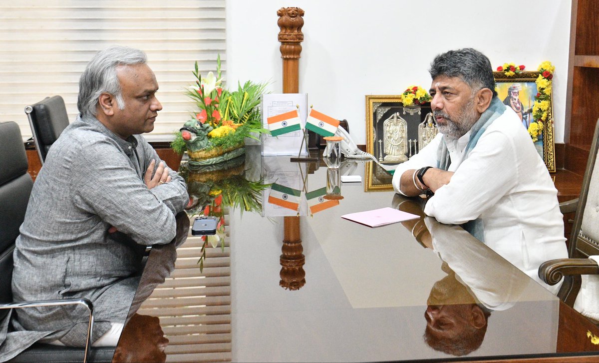 DKShivakumar's tweet photo. ಗೃಹ ಸಚಿವರಾದ ಶ್ರೀ @PriyankKharge ಅವರು ಗೃಹ ಕಚೇರಿ ಕೃಷ್ಣಾದಲ್ಲಿ ಇಂದು ನನ್ನನ್ನು ಭೇಟಿ ಮಾಡಿ ಸಮಾಲೋಚನೆ ನಡೆಸಿದರು. https://t.co/PAA23ayLez