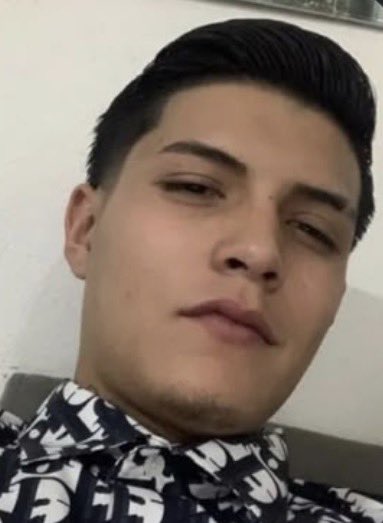 JaliscoRojo's tweet photo. La Fiscalía del Estado cumplimentó una orden de aprehensión contra un hombre señalado como presunto participante en la desaparición y homicidio de ocho jóvenes que trabajaban en un mismo call center de la Zona Metropolitana de Guadalajara, caso ocurrido en mayo de 2023.
El detenido fue identificado como Adrián Saldaña, quien enfrenta cargos por los delitos de desaparición cometida por particulares y homicidio calificado, luego de que las investigaciones lo ubicaran como uno de los presuntos responsables de estos hechos.
La orden de captura fue emitida por el Juzgado Segundo de Control y Juicio Oral del Primer Distrito Judicial y ejecutada el pasado 2 de julio en la colonia Lomas de Zapopan, en el municipio de Zapopan.
De acuerdo con la Fiscalía, Adrián Saldaña habría participado, junto con otras personas, en la desaparición de varias de las víctimas entre el 20 y el 22 de mayo de 2023, mientras que otro grupo de presuntos agresores privó de la libertad al resto de los jóvenes.
Las investigaciones iniciaron tras el reporte de desaparición de los trabajadores del centro de atención telefónica. Como parte de las indagatorias, las autoridades rastrearon la activación de los teléfonos celulares de las víctimas, lo que permitió ubicar diversos puntos de interés y, posteriormente, localizar sus restos en una barranca.
Con el avance de las investigaciones, la Fiscalía obtuvo datos de prueba que permitieron identificar a Adrián Saldaña como presunto partícipe en los hechos, por lo que solicitó la orden de aprehensión que finalmente fue ejecutada.