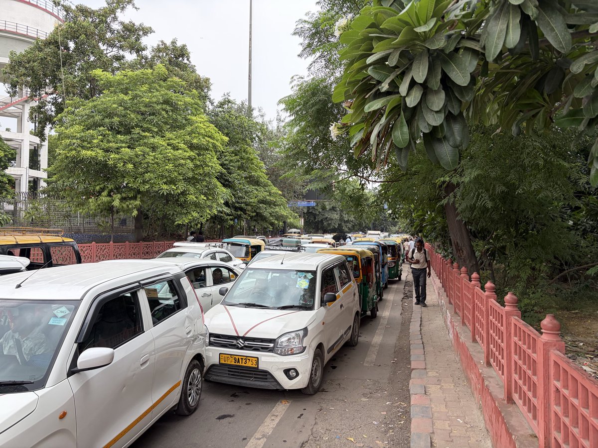 AMITJAIN17372's tweet photo. @nitin_gadkari dear minister Nitin ji problem at Nizamuddin railway station at park your app making problem please make solution for unnecessary jam https://t.co/4nzyIpqlAv