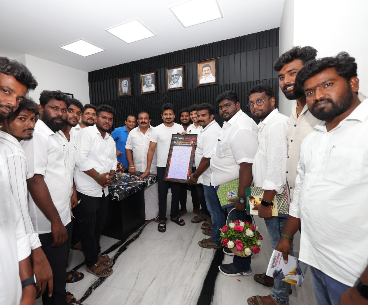 dmk_youthwing's tweet photo. நாகப்பட்டினம், காவேரிப்பட்டினம் ஆகிய பகுதிகளில் #GenZ_DMK சந்திப்பை சிறப்பாக ஏற்பாடு செய்த இளைஞர்கள், மாண்புமிகு எதிர்க்கட்சித் தலைவர் - கழக இளைஞர் அணிச் செயலாளர் @Udhaystalin அவர்களை சந்தித்து வாழ்த்துப் பெற்றனர்.

#DMK4TN https://t.co/5l7A74KOZs
