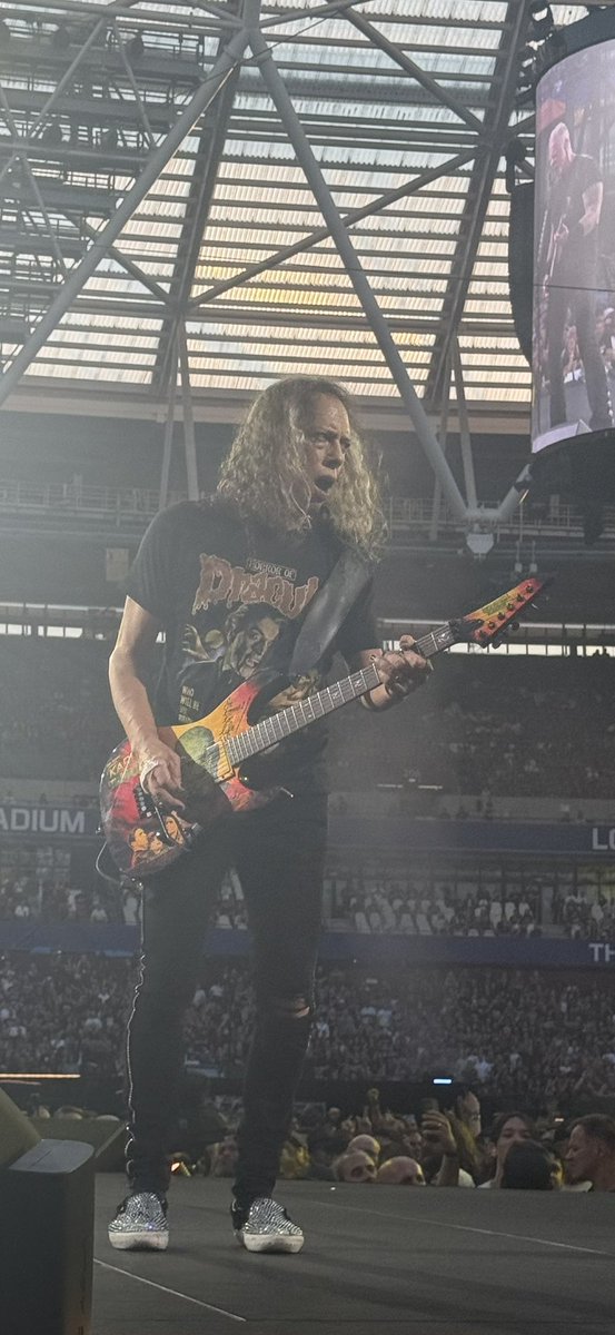 TTFTPR's tweet photo. @mitchlafon Same stadium last night. I prefer this act 😉 https://t.co/d1pvpJzErI