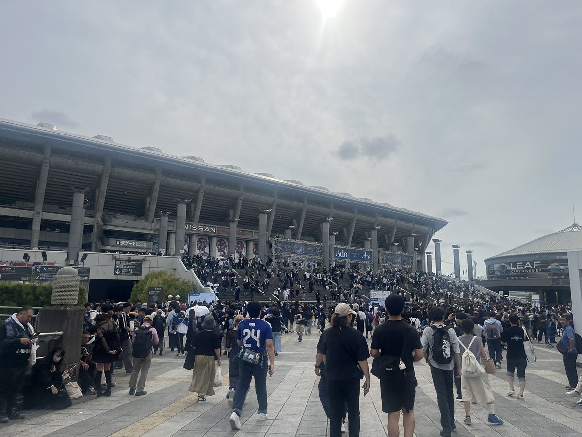 techikou_21's tweet photo. ｱﾄﾞﾁｬｰﾝの日産スタジアムライブきた〜！！
今日は物販だけ参加！明日のライブ楽しみすぎ！！！！
#ｱﾄﾞﾁｬｰﾝ https://t.co/ajn62SyfGT