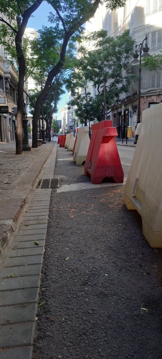 Xiketameua's tweet photo. No sé qué és més patètic: MaCotxé negant-se la peatonalització del carrer, MaCotxé queixant-se dels maceters verds, MaCotxé heretant la ciutat del disseny per acabar així.
València et ve gran, nena. https://t.co/kO92cGuz1z