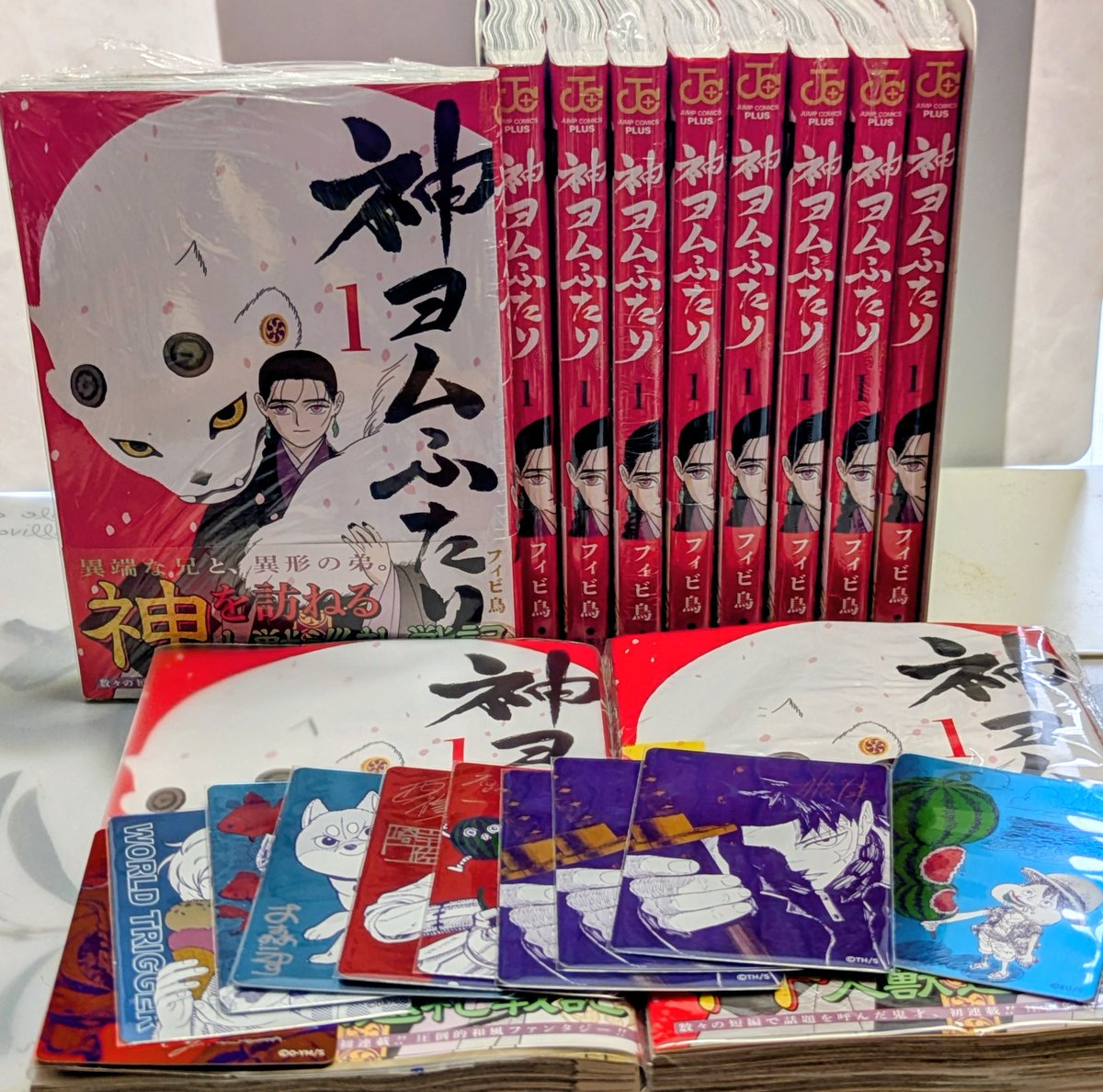 oruje's tweet photo. 「神ヨムふたり」購入巡礼戦記は予定数量に達しましたので終了致しました！
まさか貴重な連休２日潰す羽目になろうとは。一冊は絶対に残すように回ったから県境を跨いて９軒。カグラバチ探しの遠征の時にはあったお店が無くなってたりで書店の減少は寂しい限り……🥲
昔は市内だけで20軒位あったのにね https://t.co/tUymIomAg5