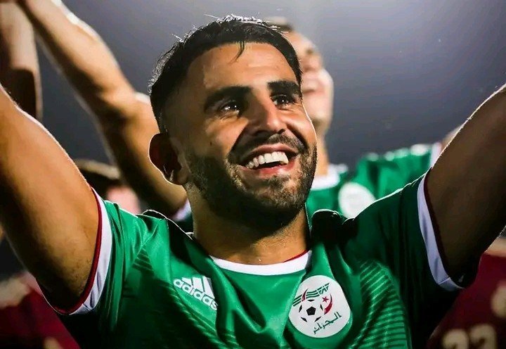 JeanEkila's tweet photo. Après l'élimination de l'Algérie face à la Suisse, Riyad Mahrez met fin à sa carrière internationale. 

Champion d'Afrique en 2019, il laisse le souvenir d'un capitaine talentueux et d'un joueur qui a marqué son époque.

Les supporters algériens lui disent merci pour toutes ces années sous les couleurs des Fennecs.
#Veritas #Football #Africa
