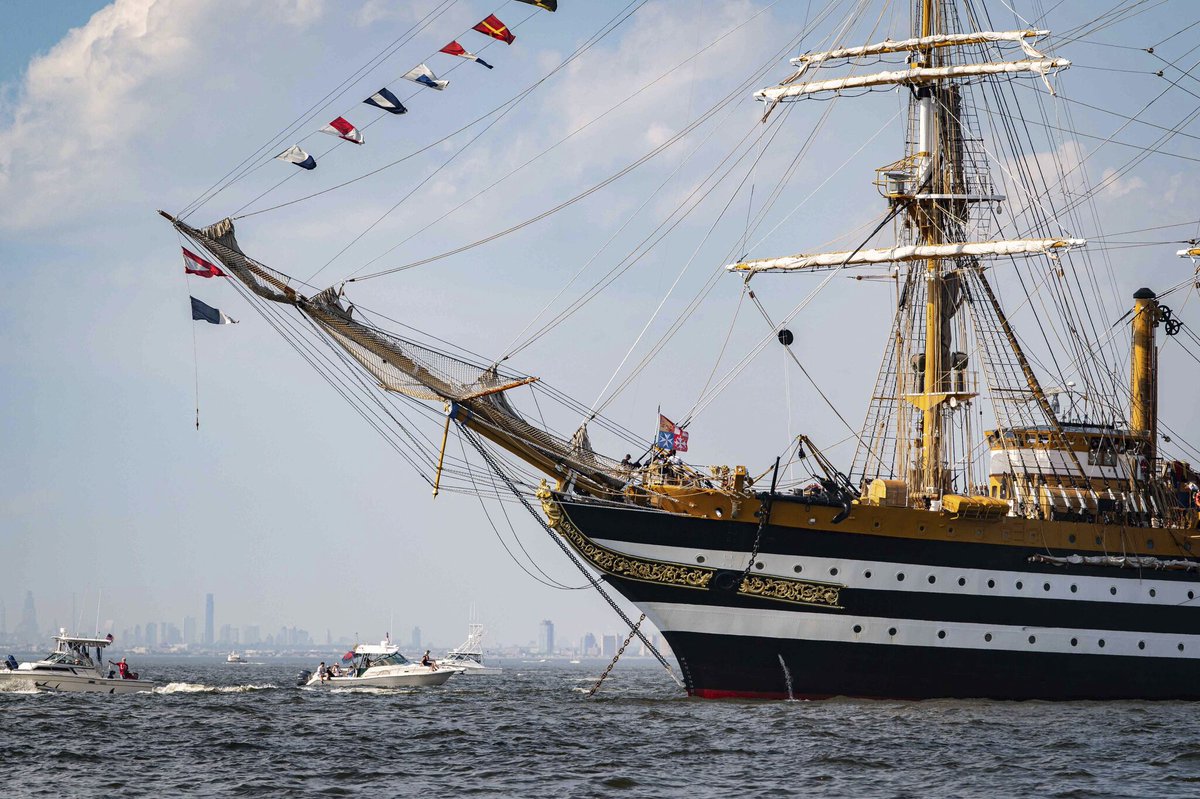 MinisteroDifesa's tweet photo. 🇮🇹⚓ La “Signora dei Mari” è pronta a entrare nel porto di New York🍎🇺🇸
Prosegue il #TourVespucci – Campagna Nord America 2026. 
Oggi, 4 luglio, Nave Amerigo Vespucci prenderà parte alle celebrazioni per il 250° anniversario della Dichiarazione d’Indipendenza degli Stati Uniti d’America, sfilando insieme alla più grande flotta di velieri e navi militari del mondo, davanti alla Statua della Libertà. 🗽
"Con il #Vespucci portiamo l’Italia nel mondo a bordo di un’ambasciatrice d’eccezione, orgoglio della nostra #MarinaMilitare e della #Difesa.
La sua presenza a New York, nel giorno in cui gli Stati Uniti celebrano i 250 anni della loro indipendenza, è il simbolo di un legame che attraversa la storia.
È un omaggio ai 20 milioni di italo-americani che hanno contribuito alla crescita e alla grandezza degli Stati Uniti. È un segno di gratitudine verso i 16.757 militari americani che riposano nei nostri cimiteri o risultano dispersi in Italia, dopo aver combattuto per la Liberazione del nostro Paese. È un pensiero rivolto anche ai 13.821 militari e ai 2.575 civili americani che oggi vivono e lavorano in Italia, accolti come amici e alleati, contribuendo ogni giorno alla sicurezza dell’Alleanza Atlantica.
È anche il momento per ricordare i militari italiani, caduti o feriti nelle missioni internazionali al fianco degli Stati Uniti e degli alleati della NATO, dell’Unione Europea e delle Nazioni Unite, dai Balcani all’Afghanistan, insieme ai tanti civili che hanno condiviso quegli stessi impegni.
Il Vespucci è lì per testimoniare la forza di un’amicizia fondata sulla condivisione di valori, sul rispetto degli impegni assunti e sulla volontà di continuare a costruire insieme sicurezza, libertà e pace.
Un pezzo d’Italia che rende omaggio a una Nazione amica, con l’orgoglio di rappresentare un Paese che da ottant’anni onora i propri valori, i propri alleati e la propria parola". Così il ministro della Difesa @GuidoCrosetto
