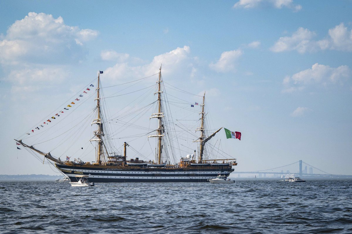 MinisteroDifesa's tweet photo. 🇮🇹⚓ La “Signora dei Mari” è pronta a entrare nel porto di New York🍎🇺🇸
Prosegue il #TourVespucci – Campagna Nord America 2026. 
Oggi, 4 luglio, Nave Amerigo Vespucci prenderà parte alle celebrazioni per il 250° anniversario della Dichiarazione d’Indipendenza degli Stati Uniti d’America, sfilando insieme alla più grande flotta di velieri e navi militari del mondo, davanti alla Statua della Libertà. 🗽
"Con il #Vespucci portiamo l’Italia nel mondo a bordo di un’ambasciatrice d’eccezione, orgoglio della nostra #MarinaMilitare e della #Difesa.
La sua presenza a New York, nel giorno in cui gli Stati Uniti celebrano i 250 anni della loro indipendenza, è il simbolo di un legame che attraversa la storia.
È un omaggio ai 20 milioni di italo-americani che hanno contribuito alla crescita e alla grandezza degli Stati Uniti. È un segno di gratitudine verso i 16.757 militari americani che riposano nei nostri cimiteri o risultano dispersi in Italia, dopo aver combattuto per la Liberazione del nostro Paese. È un pensiero rivolto anche ai 13.821 militari e ai 2.575 civili americani che oggi vivono e lavorano in Italia, accolti come amici e alleati, contribuendo ogni giorno alla sicurezza dell’Alleanza Atlantica.
È anche il momento per ricordare i militari italiani, caduti o feriti nelle missioni internazionali al fianco degli Stati Uniti e degli alleati della NATO, dell’Unione Europea e delle Nazioni Unite, dai Balcani all’Afghanistan, insieme ai tanti civili che hanno condiviso quegli stessi impegni.
Il Vespucci è lì per testimoniare la forza di un’amicizia fondata sulla condivisione di valori, sul rispetto degli impegni assunti e sulla volontà di continuare a costruire insieme sicurezza, libertà e pace.
Un pezzo d’Italia che rende omaggio a una Nazione amica, con l’orgoglio di rappresentare un Paese che da ottant’anni onora i propri valori, i propri alleati e la propria parola". Così il ministro della Difesa @GuidoCrosetto