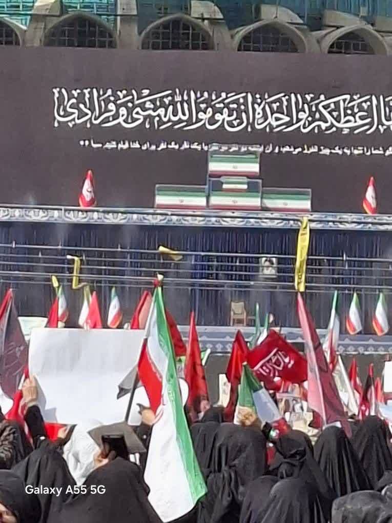 angelsadr17's tweet photo. جمعیتی که برای وداع تاریخی امیرِ شهیدمان دارند با فریادهای " می‌کُشیم می‌کُشیم، آنکه امام‌مان کشت" زنجیری میبافتند برای انتقام از قاتلان مظلوم‌ترین خانواده‌ ایرانی....

    #باید_برخاست
    #پدر_امت https://t.co/2cPhUkyD3p