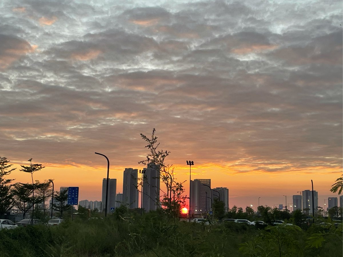 XiiOh22's tweet photo. "Missing my person from afar, but tonight we’re watching the same sunset video, sharing popcorn (1/2 each), and laughing through the same silly show—distance can’t dim the little moments that tie us. "， https://t.co/Hd4DAQO3tc