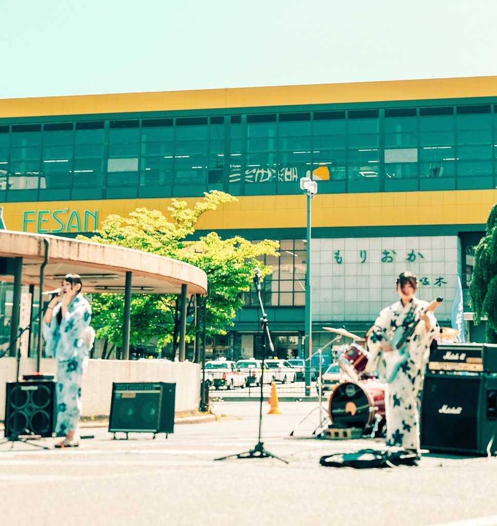 tak5814's tweet photo. 盛岡駅前のイベント開運ホコテンへ🚗
バンド演奏や美味しそうな食べ物や呑み物🍻
グルージャから水野さんと弓削君がしっかりとサッカーの魅力をアピールしておりましたよ
#盛岡　#いわてグルージャ盛岡 https://t.co/csVHoUgnmn