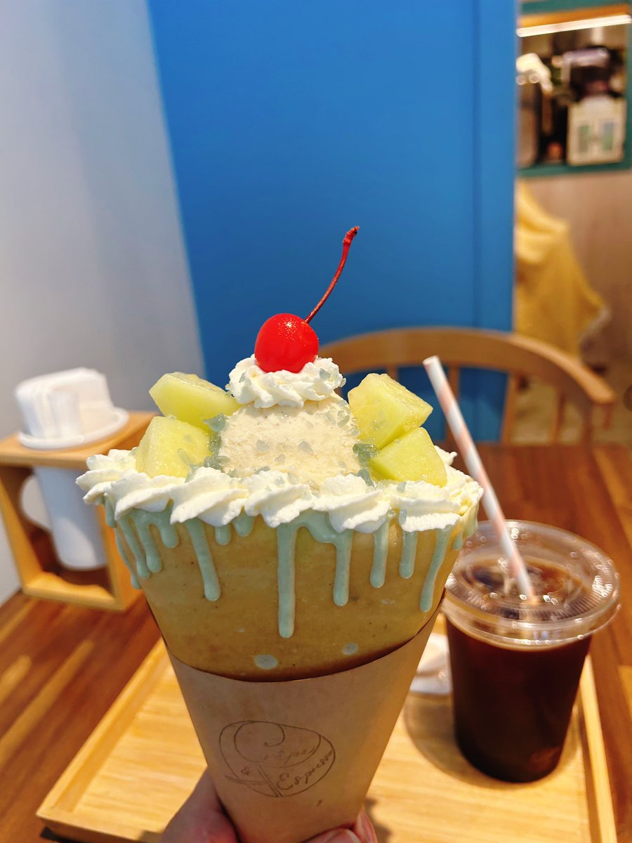APPLE_chan_0141's tweet photo. クレープとエスプレッソとジェラートとにフラッと立ち寄り❣️一人で入った時お客さん私だけで、あれ空いてる？と思ったら、私が入った後続々と女の子達のペアが入って来て満席に！自分が入った店が混み出すのって、ほら、なんか持ってるやつだよね！✨ https://t.co/czp80BH00L