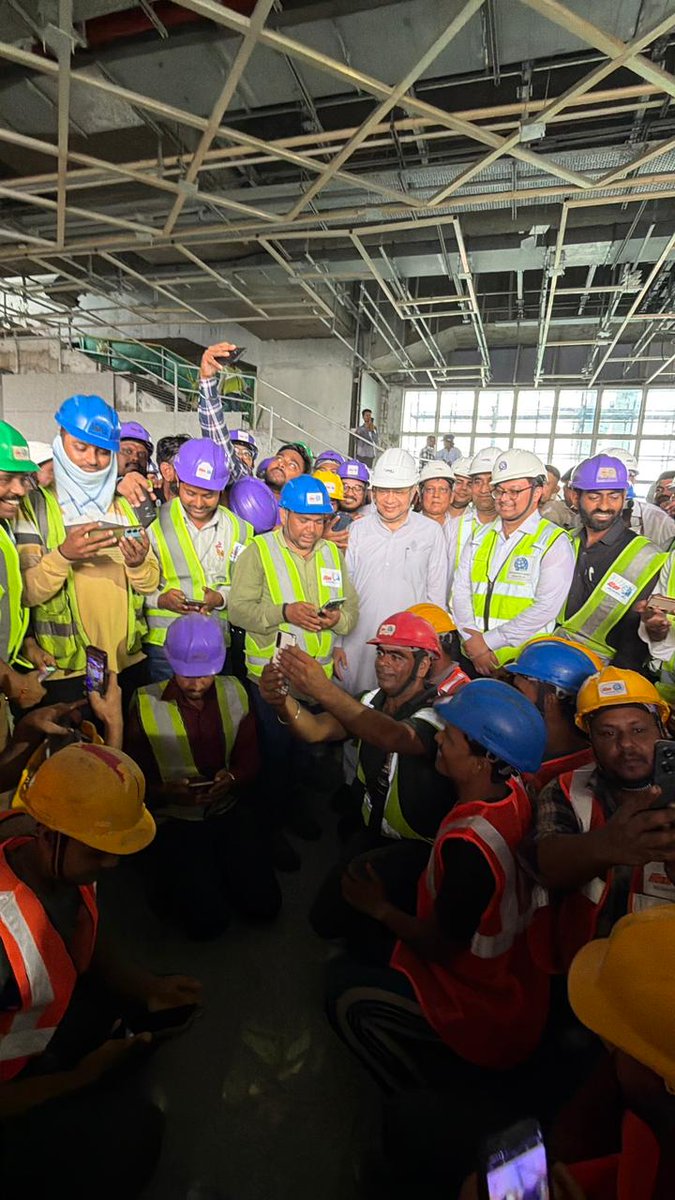 RailMinIndia's tweet photo. Hon'ble Minister for Railways Shri @AshwiniVaishnaw reviewed the progress of the Amdavad Bullet Train station, also interacted &amp; motivated the staff working on the project.
#BulletTrain  #RailInfra4Gujarat https://t.co/zSZxVZxNsM