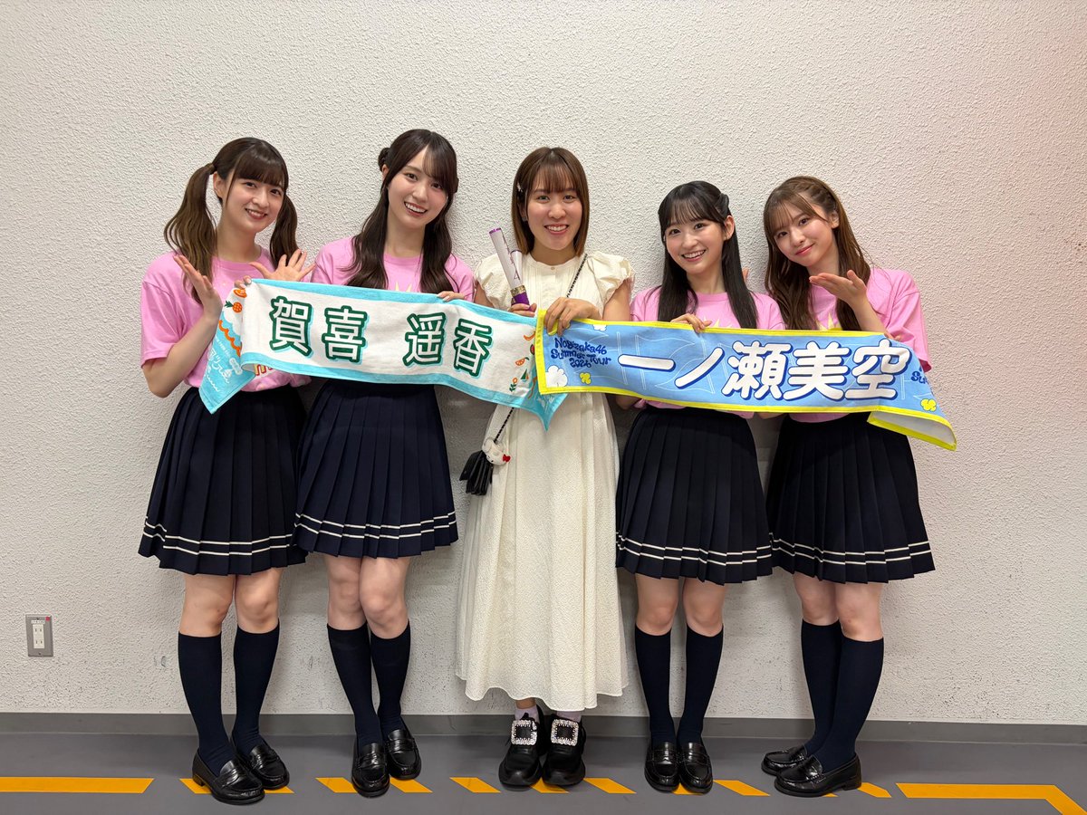 miu_414's tweet photo. 先日は乃木坂46さんの真夏の全国ツアーに参戦させていただきました！

今思い返すと、初めてLIVEに参戦したのが、2016年の真夏の全国ツアーでした！10年前！！キラキラを間近に感じた衝撃は今でも覚えています✨

そして終演後にはご挨拶もさせていただきました。賀喜さんとは以前リモートで対談もさせていただいたこともあり、久しぶりにお話しできて嬉しかったです☺️
今回の座長、美空ちゃんのタオルも購入🩵
お忙しい中、ありがとうございました！

今後の演出展開も楽しみです！！
#乃木坂46 さん
#真夏の全国ツアー