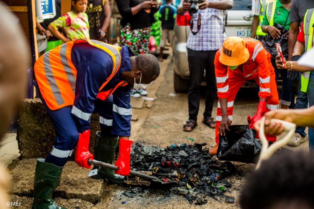 ogunlewemoyo's tweet photo. The joint exercise covered Olorunfunmi Street, Salami Street, Olayiwola Street, Oyegunle Street, Alaba Street, Oyenubi Street, and Oworo Road - a clear demonstration of #KosofeConcern hands-on, results-driven approach to governance and our abiding commitment to the wellbeing of Kosofe residents.