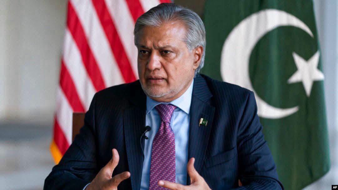 United_World__'s tweet photo. اسحاق ڈار کے نواسے نے پورے ملک کے ایمج کو نقصان پہنچایا۔ 
جب یہ دو حواتین اپنے اپنے ملک میں جا کر پریس کانفرنس کریں گی، لوگ پاکستان اور پاکستانیوں پر تھو تھو کریںگے۔ 

لیکن نا تو آرمی چیف، نا ہی حکومت اور نا ہی محسن نقوی کو کوئی فرق پڑتا ہے۔ اور یہ دلہ محسن نقوی ایرپورٹ پر غریبوں کے بچے یہ کہہ کر آف لوڈ کرواتا ہے کہ جب یہ یورپ جا کر سلپ ہوتے ہیں پاکستان کا نام بدنام ہوتا ہے۔ 

یقین کریں پاکستان غریب کے لیے جہنم سے کم نہیں