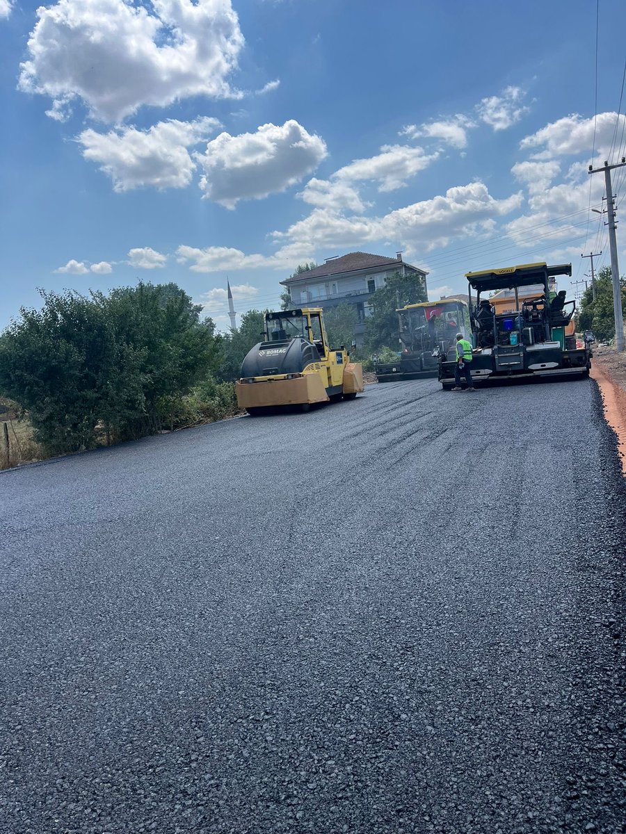 kocaelibld's tweet photo. Şehrimizin ulaşımını daha güvenli ve konforlu hale getirmek için Kartepe Reform Sokak’ta yol yapım çalışmalarımızı sürdürüyor, her adımda yaşamı kolaylaştırıyoruz. 🚧 https://t.co/n28MFsfFVw