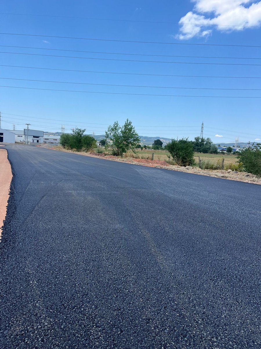 kocaelibld's tweet photo. Şehrimizin ulaşımını daha güvenli ve konforlu hale getirmek için Kartepe Reform Sokak’ta yol yapım çalışmalarımızı sürdürüyor, her adımda yaşamı kolaylaştırıyoruz. 🚧 https://t.co/n28MFsfFVw