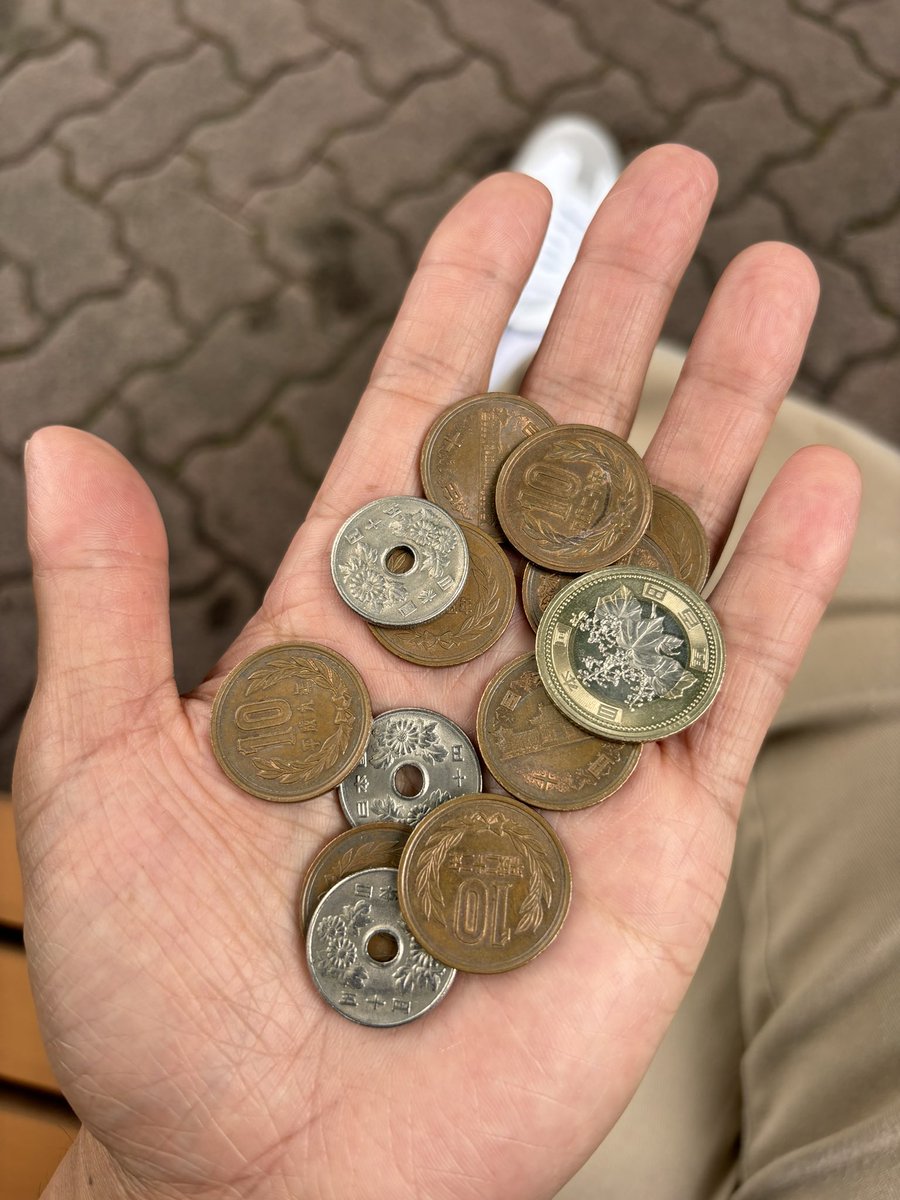 _TnK_2's tweet photo. 100円玉欲しくて自販機でお札崩したらお釣りこれで発狂。 https://t.co/t9n4X9a1HT
