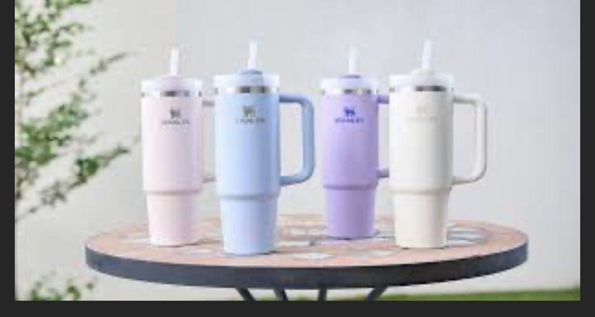 KMF2and0701's tweet photo. MCの時のドリンクボトルがスタンレーのタンブラーになってた！（メンカラ）
ニカちゃんが自腹で買ったらしく、YouTubeの企画なのかな？ステージ上でタンブラー持ってるお写真撮って、YouTubeのサムネになるかもって言ってた！
#KisMyFt2_fan15 https://t.co/rWIv2oHVaX