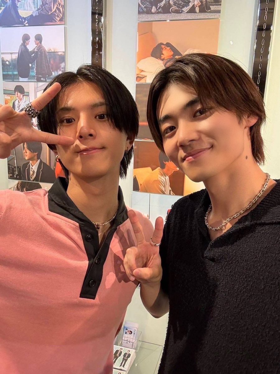 haruhi_iuchi712's tweet photo. コントラスト
ポップアップストア atマンガ展渋谷にはるせと行ってきました！

色んなところにサインやコメントも書かせていただきました！✍️✨

渋谷は7/20まで開催していますので、皆さんも是非観に行ってみてください🩵🧡

サイン見つけてね🫶

#ドラマコントラスト
#井内悠陽 https://t.co/zFyfGj1Wxy