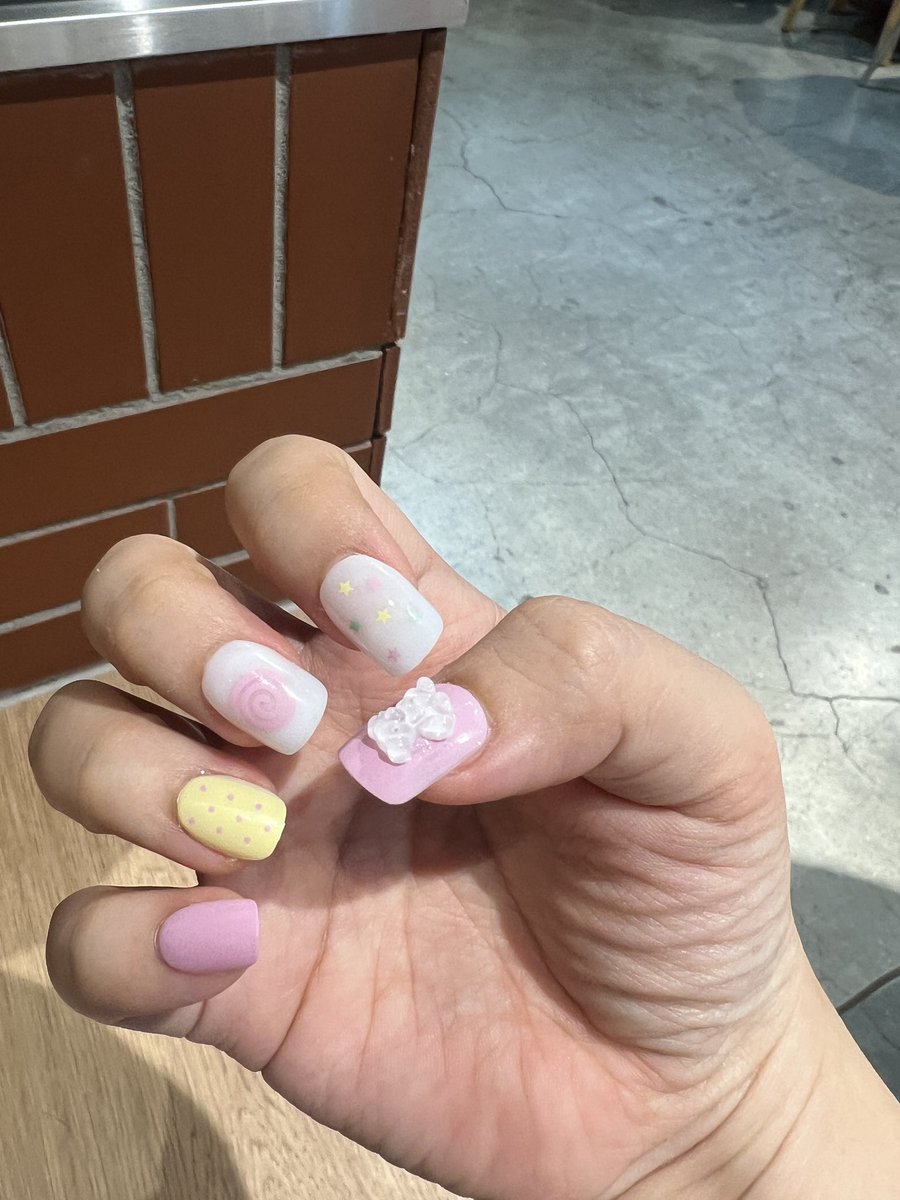 Bebeelan's tweet photo. 평생 짧손톱으로 살아오다가 손톱 긴 사람의 느낌이 궁금해서 네일팁 해봤는데 신발신은 강쥐처럼 모든 기능이 마비됨 그 어떤 섬세힌 작업도 불가능하다
손톱이 길다는것만으로 사람이 이렇게 무력해질수있구나…카디비 대단해 https://t.co/FTWbDQBH0e